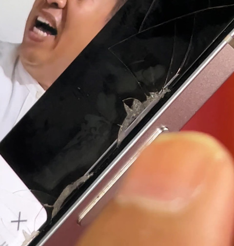 Keretakan pelindung layar di hp Dedi Mulyadi. Dok: M. Rizki/kumparan