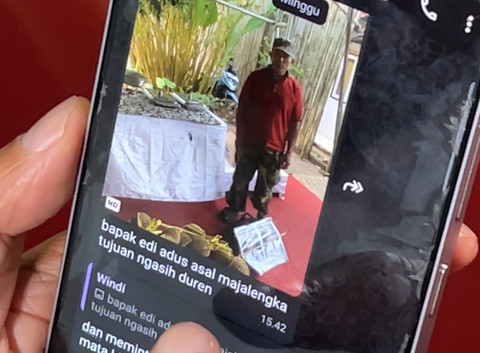 Laporan dari Windi bahwa ada warga bernama Edi datang dengan tujuan memberi duren. Dok: M. Rizki/kumparan