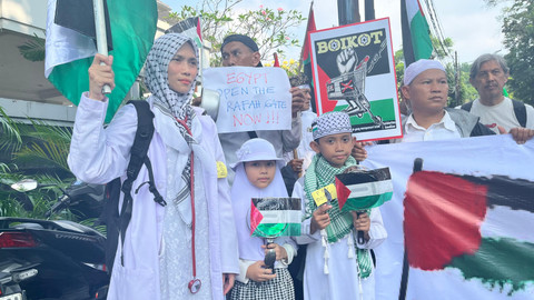Kahfia dan Hafidz dalam aksi bela Palestina di depan Kedutaan Besar Mesir, Menteng, Jakarta Pusat, Sabtu (2/8). Foto: Nasywa Athifah/kumparan