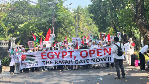 Suasana aksi bela Palestina di depan Kedutaan Besar Mesir, Menteng, Jakarta Pusat, Sabtu (2/8). Foto: Nasywa Athifah/kumparan