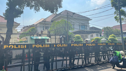 Polisi berjaga saat aksi bela Palestina digelar di depan Kedutaan Besar Mesir, Menteng, Jak... </div>
<div class=
