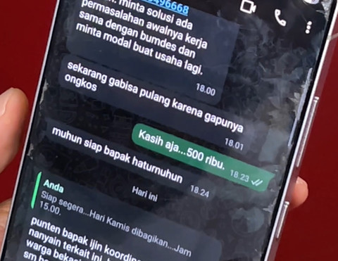 Dedi memperlihatkan aduan warga. Dok: M Rizki/kumparan