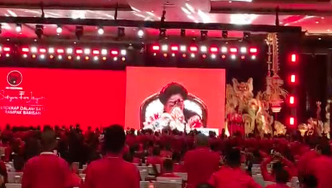 Momen Megawati menangis di Kongres PDIP, Sabtu (2/8/2025). Dok: Paulina/kumparan