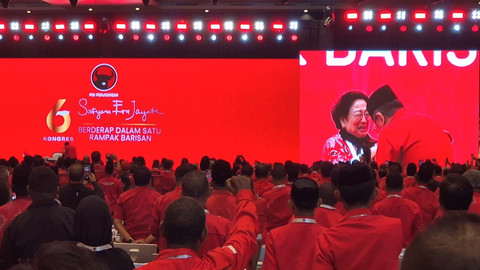 Tangis Megawati pecah saat Hasto tiba-tiba naik ke atas panggung dan bersalaman dengannya di sela-sela kongres VI PDIP di Bali, Sabtu (2/8). Foto: Paulina Herasmaranindar/kumparan