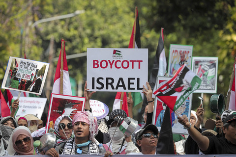 Massa yang tergabung dalam Free Palestine Network mengikuti aksi bela Palestina di depan Kantor Kedutaan Besar (Kedubes) Mesir di Jakarta, Sabtu (2/8/2025). Foto: Iqbal Firdaus/kumparan