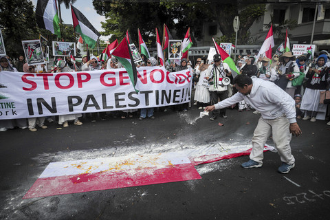Massa yang tergabung dalam Free Palestine Network mengikuti aksi bela Palestina di depan Kantor Kedutaan Besar (Kedubes) Mesir di Jakarta, Sabtu (2/8/2025). Foto: Iqbal Firdaus/kumparan