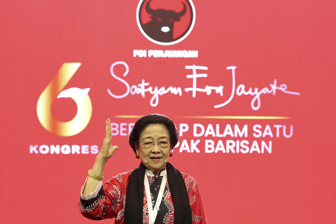 Ketua Umum DPP PDIP Megawati Soekarnoputri membuat gestur salam Pancasila di Kongres ke-6 PDIP di Bali Nusa Dua Convention Center (BNDCC), Nusa Dua, Badung, Bali, Sabtu (2/8/2025). Foto: Monang Sinaga/ ANTARA FOTO
