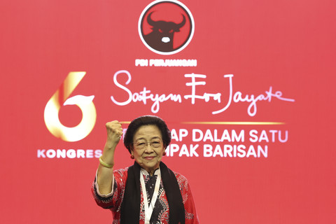 Ketua Umum DPP PDIP Megawati Soekarnoputri mengepalkan tangan seusai persidangan hari kedua Kongres ke-6 PDIP di Bali Nusa Dua Convention Center (BNDCC), Nusa Dua, Badung, Bali, Sabtu (2/8/2025). Foto: Monang Sinaga/Antara Foto