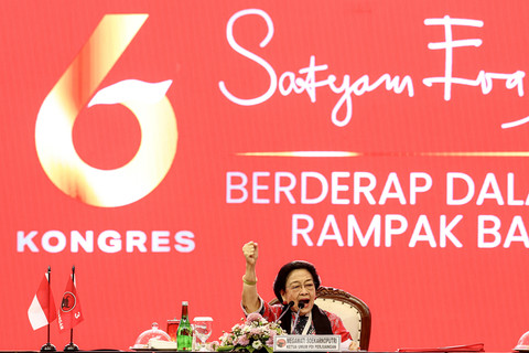 Ketua Umum DPP PDI Perjuangan (PDIP) Megawati Soekarnoputri membuat gestur salam Pancasila seusai persidangan hari kedua Kongres ke-6 PDI Perjuangan di Bali Nusa Dua Convention Center (BNDCC), Nusa Dua, Badung, Bali, Sabtu (2/8/2025). Foto: ANTARA FOTO/Monang Sinaga