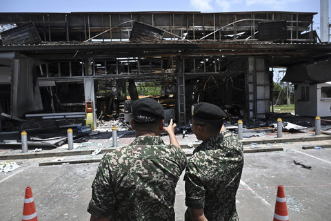 Atase militer dan diplomat dari 23 negara mengunjungi toko swalayan 7-11 di sebuah SPBU Thailand yang terkena tembakan artileri Kamboja di kota Kantharalak, provinsi perbatasan Thailand, Sisaket, Jumat (1/8/2025). Foto: Lillian Suwanrumpha/AFP