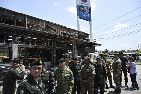 Atase militer dan diplomat dari 23 negara mengunjungi toko swalayan 7-11 di sebuah SPBU Thailand yang terkena tembakan artileri Kamboja di kota Kantharalak, provinsi perbatasan Thailand, Sisaket, Jumat (1/8/2025). Foto: Lillian Suwanrumpha/AFP