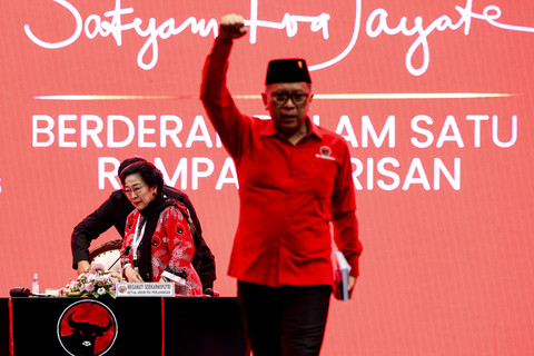 Ketua Umum DPP PDIP Megawati Soekarnoputri menangis usai menyambut kehadiran Sekjen PDIP periode 2019-2025 Hasto Kristiyanto jelang penutupan Kongres ke-6 PDI Perjuangan di Bali Nusa Dua Convention Center (BNDCC), Bali, Sabtu (2/8/2025). Foto: Monang Sinaga/Antara Foto