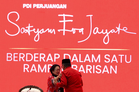 Ketua Umum DPP PDIP Megawati Soekarnoputri (kiri) menyambut kehadiran Skejn PDIP periode 2019-2025 Hasto Kristiyanto jelang penutupan Kongres ke-6 PDI Perjuangan di Bali Nusa Dua Convention Center (BNDCC), Bali, Sabtu (2/8/2025). Foto: Monang Sinaga/Antara Foto