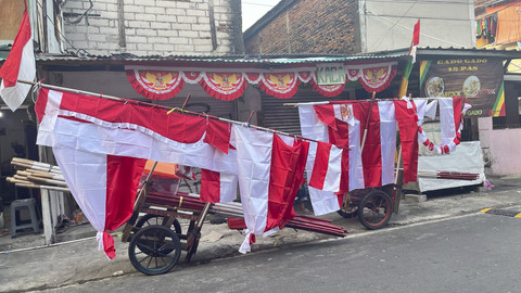 Suasana pedagang bendera dan pernak-pernik jelang HUT RI di Kramat Sentiong, Senen, Jakarta Pusat, Sabtu (2/8/2025). Foto: Nasywa Athifah/kumparan