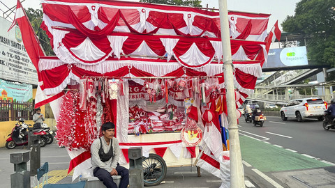 Suasana pedagang bendera dan pernak-pernik jelang HUT RI di Kramat Sentiong, Senen, Jakarta Pusat, Sabtu (2/8/2025). Foto: Nasywa Athifah/kumparan