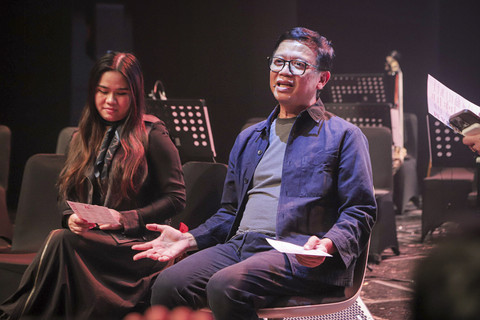 Kondektur Simfoni Untuk Bangsa Avip Priatna dan Karen menyampaikan keterangan kepada awak media saat sesi konferensi pers konser Simfoni Untuk Bangsa 2025 di Taman Ismail Marzuki, Jakarta, Sabtu (2/8/2025). Foto: Iqbal Firdaus/kumparan
