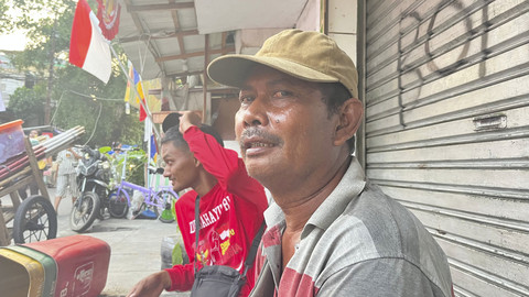 Raji (50), pedagang bendera musiman jelang HUT RI di Tanah Tinggi, Johar Baru, Jakarta Pusat, Sabtu (2/8/2025). Foto: Nasywa Athifah/kumparan