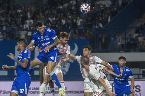 Pesepak bola Persib Bandung Patricio Martin Matriciardi berebut bola di udara dengan pesepak bola Western Sydney Wanderers Philip Cancar pada laga persahabatan internasional di Stadion Gelora Bandung Lautan Api (GBLA), Jawa Barat, Sabtu (2/8/2025). Foto: Abdan Syakura/ANTARA FOTO