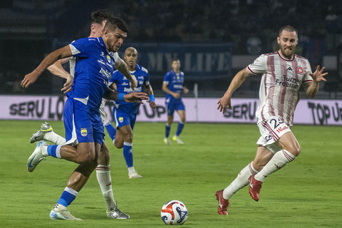 Pesepak bola Persib Bandung Rosemberne Da Silva berebut bola dengan pesepak bola Western Sydney Wanderers Joshua Briliante pada laga persahabatan internasional di Stadion Gelora Bandung Lautan Api (GBLA), Bandung, Jawa Barat, Sabtu (2/8/2025). Foto: Abdan Syakura/ANTARA FOTO