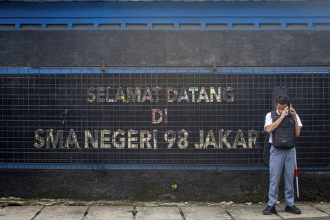Di sekolah: Perenang tuna netra asal DKI Jakarta, Bernama Iasadewa Satrianya Aji, saat berada di sekolahnya di SMA Negeri 98 Jakarta, Pasar Rebo, Jakarta. Foto: Jasmine Nadhya Thanaya/ANTARA FOTO