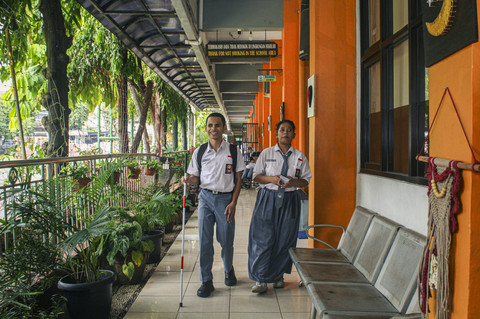 Berbincang dengan temannya di sekolah: Perenang tuna netra asal DKI Jakarta, Bernama Iasadewa Satrianya Aji, saat berada di sekolahnya di SMA Negeri 98 Jakarta, Pasar Rebo, Jakarta. Foto: Jasmine Nadhya Thanaya/ANTARA FOTO