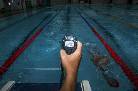 Stopwatch latih: Perenang tuna netra asal DKI Jakarta, bernama Iasadewa Satrianya Aji, berlatih di Pusat Pelatihan Olahraga Pelajar (PPOP), Ragunan, Jakarta. Foto: Jasmine Nadhya Thanaya/ANTARA FOTO