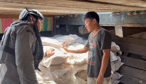 Petugas Bakamla dari KN Tanjung Datu mengecek kapal KM Sinar Bahtera, yang diduga menyelendupkan 400 karung bawang merah di Perairan Kepri, Sabtu (2/8). Foto: Dok. Bakamla