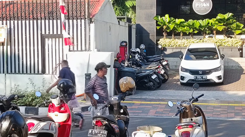 Mbi (40) saat merapikan motor di kawasan CFD, Jakarta Pusat, Minggu (3/8). Foto: Zamachsyari/kumparan