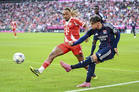 Afonso Moreira dari Lyon menendang bola melewati Sascha Boey dari Bayern dalam pe...                    </div>

                    <div class=