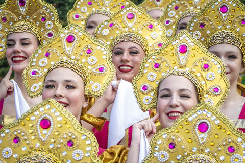 Peserta dari Rusia menampilkan kesenian dalam parade budaya Jakarta World Folklore Festival 2025 saat Car Free Day (CFD) di Jalan Jenderal Sudirman, Jakarta, Minggu (3/8/2025). Foto: Bayu Pratama S/ANTARA FOTO
