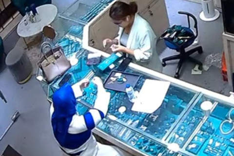 Pelaku pencurian perhiasan (kerudung biru) di Mall Artha Gading, Jakarta Utara pada Jumat (1/8/2025). Foto: Polsek Kelapa Gading