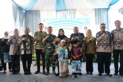 Wali Kota Bandar Lampung, Eva Diana saat melakukan peletakan batu pertama pembangunan Rumah Sakit Penyakit Dalam di halaman RSUD A. Dadi Tjokrodipo | Foto : Dok. Kominfo