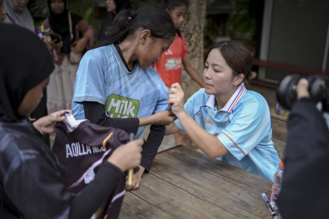 Pemain sepak bola wanita peserta MilkLife Soccer Challenge meminta tanda tangan dari Mana Iwabuchi usai sesi coaching clinic di Pancoran Soccer Field, Jakarta, Minggu (3/8/2025). Foto: Jamal Ramadhan/kumparan