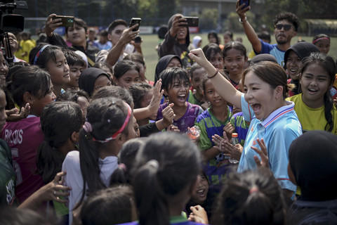 Mantan striker Timnas Wanita Jepang, Mana Iwabuchi saat Coaching Clinic MilkLife Soccer Challenge (MLSC) yang digelar di Pancoran Soccer Field, Jakarta, Minggu (3/8/2025). Foto: Jamal Ramadhan/kumparan