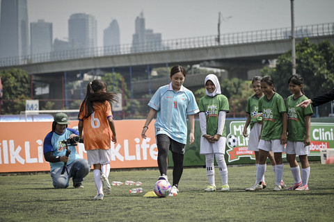 Mantan striker Timnas Jepang, Mana Iwabuchi saat Coaching Clinic MilkLife Soccer Challenge (MLSC) yang digelar di Pancoran Soccer Field, Jakarta, Minggu (3/8/2025). Foto: Jamal Ramadhan/kumparan