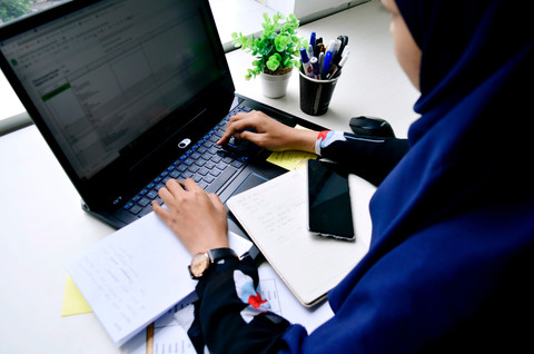 Ilustrasi Pengambilan BSU di Kantor Pos sampai Jam Berapa, sumber gambar unsplash/UX Indonesia