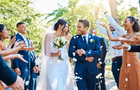 Wedding vow renewal biasanya dilakukan saat momen anniversary. Foto: Shutterstock