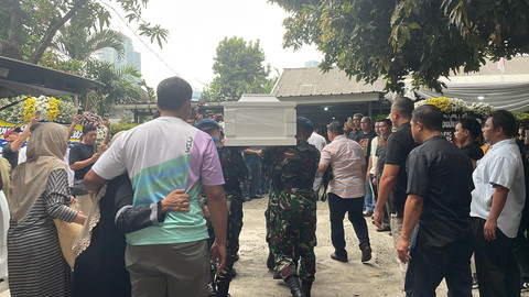 Jenazah Marsma TNI Fajar Adriyanto tiba di rumah duka di Jalan Triloka XI Komplek TNI AU, Pancoran, Jakarta Selatan, Minggu (3/8/2025). Foto: Fadhil Pramudya/kumparan