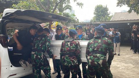 Jenazah Marsma TNI Fajar Adriyanto tiba di rumah duka di Jalan Triloka XI Komplek TNI AU, Pancoran, Jakarta Selatan, Minggu (3/8/2025). Foto: Fadhil Pramudya/kumparan