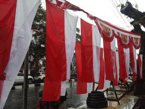 Bendera Merah Putih yang digantung di pinggir jalan Merdeka untuk dijual/Anyelir.