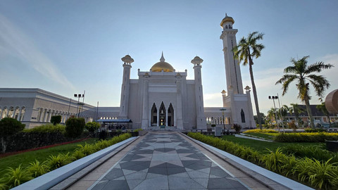 Masjid Sultan Omar Ali Saifuddien yang berdiri megah di tengah Kota Bandar Seri Begawan, Negara Brunai Darussalam menjadi salah satu bangunan ibadah dengan nuansa budaya melayu islam yang kuat, Minggu (3/8) Foto: ary priyanto/urban id