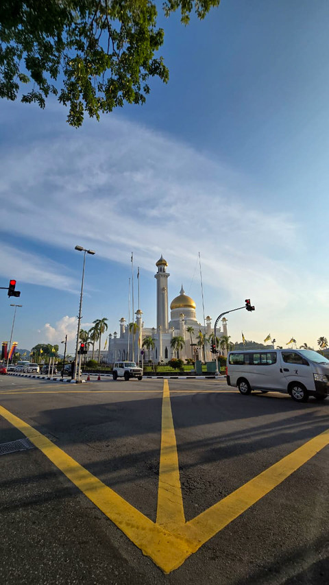 Masjid Omar Ali Saifuddien di pusat Kota Bandar Seri Begawan, Brunai Darussalam dengan kombinasi budaya melayu islam yang kuat kerap dikunjungi sejumlah wisatawan dari berbagai negara, Minggu (3/8) Foto: ary priyanto/urban id