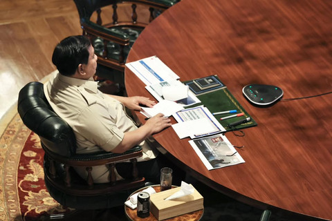 Presiden Prabowo Subianto menggelar rapat terbatas melalui video conference bersama sejumlah menteri Kabinet Merah Putih di kediaman pribadiya di Hambalang, Bogor, Minggu (3/8/2025). Foto: Instagram/ @sekretariat.kabinet