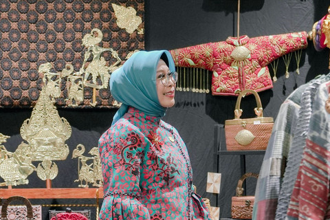 Penasihat I Dharma Wanita Persatuan (DWP) Kemensos RI, Fatma Saifullah Yusuf menghadiri acara pembukaan Gelar Batik Nasional (GBN) 2025 di Pasaraya Blok M, Jakarta, Rabu (30/7/2025). Foto: Kemensos RI