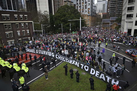 Para pengunjuk rasa berkumpul untuk berjalan melintasi Jembatan Pelabuhan Sydney dalam Pawai Kemanusiaan Palestine Action Group di Sydney, Australia, Minggu (3/8/2025). Foto: Dean Lewins/AAP/via REUTERS