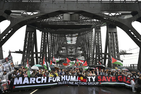 Para pengunjuk rasa berjalan melintasi Jembatan Pelabuhan Sydney dalam Pawai Kemanusiaan Palestine Action Group di Sydney, Australia, M... </div>
<div class=