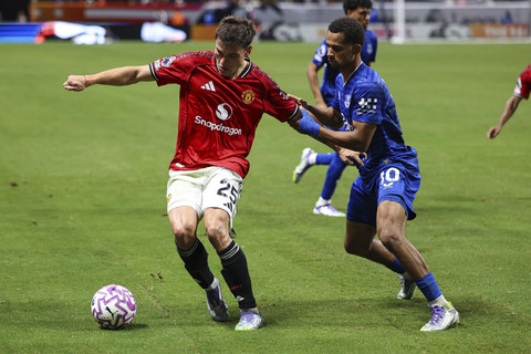 Gelandang Manchester United Manuel Ugarte (kiri) terlihat mengoper bola dengan gelandang Everton Iliman Ndiaye (kanan) yang bertahan pada babak kedua pertandingan sepak bola Premier League Summer Series, Senin (4/8/2025) dini hari WIB. Foto: Colin Hubbard/AP