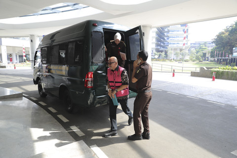 Tersangka kasus dugaan korupsi pengadaan laptop Chromebook di Kemendikbudristek Direktur SMP Kemendikbudristek 2020-2021 Mulyatsyah memasuki gedung bundar Kejaksaan Agung, Jakarta, Senin (4/8/2025). Foto: Jamal Ramadhan/kumparan