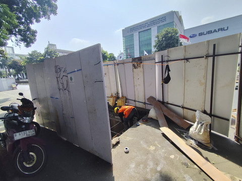 Galian depan gedung Balai Sudirman, Tebet, Jakarta Selatan, Senin (4/8/2025). Foto: Rachmadi Rasyad/kumparan