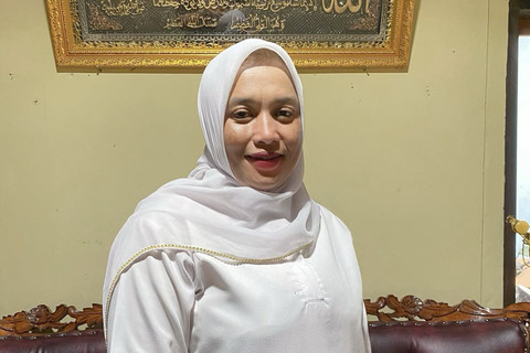 Sosok bidan Dona yang seberangi sungai untuk membantu warga di Pasaman. Foto: Dok. Pribadi